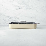 Asadera de cerámica Crate & Barrel EvenCook Core ® Crema.