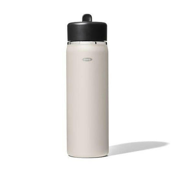 Botella de agua de boca ancha OXO Strive de 20 oz.