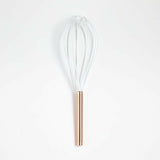 Batidor de silicona blanca Ada con mango de cobre.