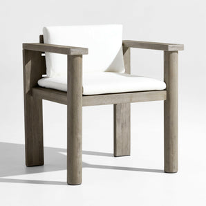 Sillón de comedor en tierra con cojines.