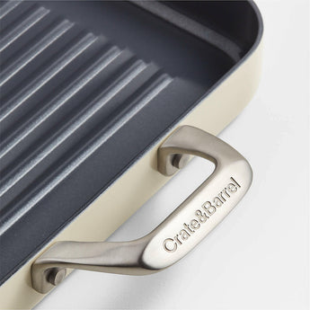 Crate & Barrel EvenCook Cerámica ™ Crema Sartén antiadherente de doble quemador de la parrilla.