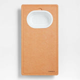 Escurridor y tabla de cortar sobre el fregadero Crate & Barrel.