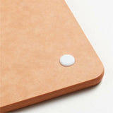 Escurridor y tabla de cortar sobre el fregadero Crate & Barrel.