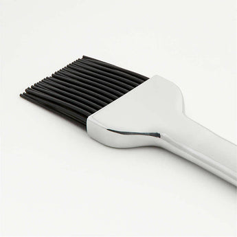 Cepillo de acero inoxidable para asar a la parrilla Crate & Barrel.