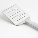 Volteador de parrilla de acero inoxidable Crate & Barrel.