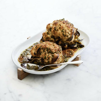 Bandeja ovalada para servir al horno con soporte de madera.