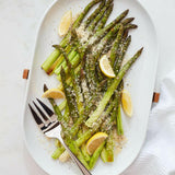 Bandeja ovalada para servir al horno con soporte de madera.
