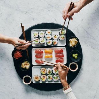 Tabla de servir redonda ebonizada de Tondo.