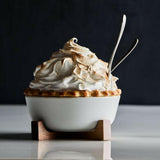 Bol pequeño para servir al horno con soporte de madera.