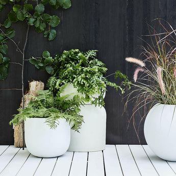 Junio Pequeña Jardinera Redonda Blanca 13".