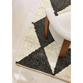 Silla de comedor Axel con respaldo curvo tapizado.