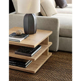 Mesa auxiliar cuadrada extragrande de madera de roble natural Stria con estantes escalonados.