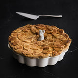 Plato de cerámica festoneado para tartas de Laura Kim.