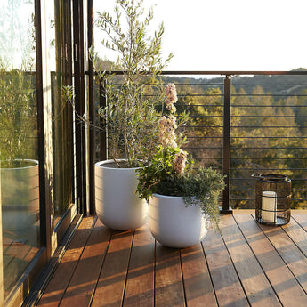 Junio Pequeña Jardinera Redonda Blanca 13".