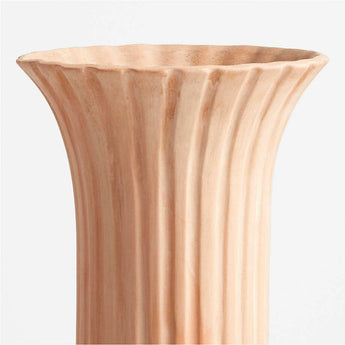Jarrón alto de terracota Haute Cannelée 19" de Athena Calderone.