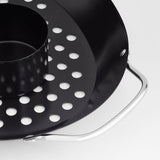 Crate & Barrel Exterior Sartén doble antiadherente para asar pollo.