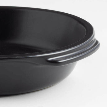 Emile Henry x Crate & Barrel Plato para pastel de cerámica negra.