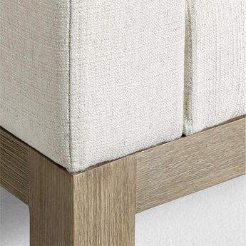 Banco tapizado Keane 70" de madera natural envejecida.