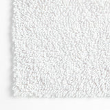 Alfombrilla de baño blanca de algodón orgánico Loop.