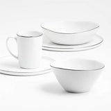 Taza de porcelana con borde negro Mercer.