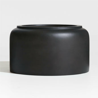 Maceta negra baja de barro moderna.