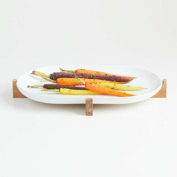 Bandeja ovalada para servir al horno con soporte de madera.