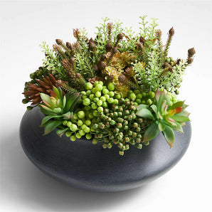 Arreglo de suculentas de imitación en maceta.