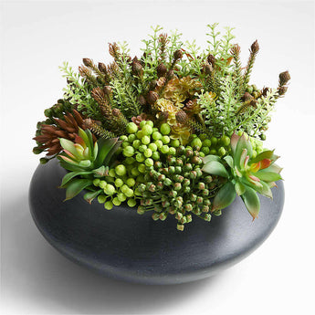 Arreglo de suculentas de imitación en maceta.