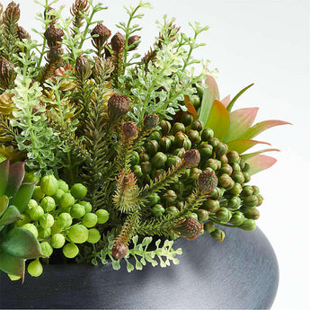 Arreglo de suculentas de imitación en maceta.