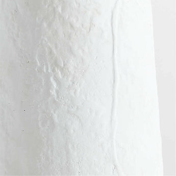 Lámpara de pie de escayola blanca Santorini con pantalla tejida.