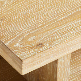 Mesa auxiliar cuadrada extragrande de madera de roble natural Stria con estantes escalonados.