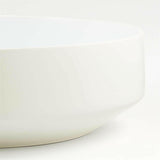 Plato de porcelana blanca para servir.