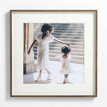 Marco de pared de bronce antiguo cepillado.