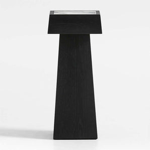 Seriana Charcoal Mesa auxiliar cuadrada con pedestal de madera de roble y mármol.