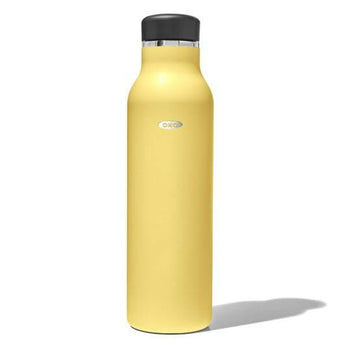 Botella de agua aislada OXO Strive de 20 oz.