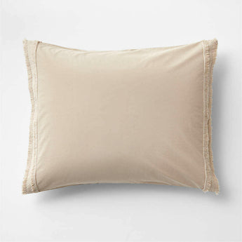 Almohada de flecos de pestañas beige arena de algodón orgánico.