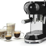 Máquina de espresso negra SMEG.