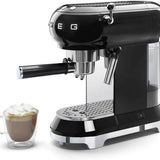 Máquina de espresso negra SMEG.