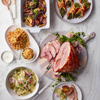 Fuente para hornear rectangular del horno a la mesa con soporte de madera.