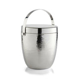 Graham martilló un cubo de hielo de metal.