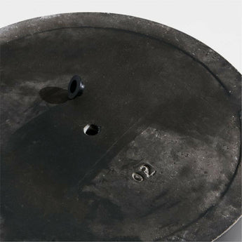 Maceta negra baja de barro moderna.