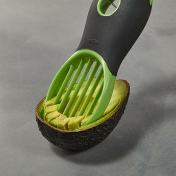 Herramienta de aguacate OXO® 3 en 1.