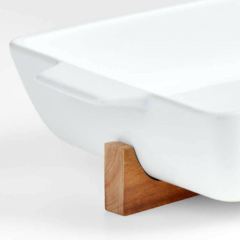 Fuente para hornear rectangular del horno a la mesa con soporte de madera.