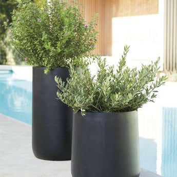 Jardinera alta de fibra de piedra Saabira.