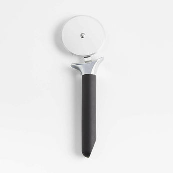 Rueda de pizza Crate & Barrel Black Soft-Touch.