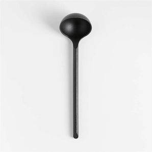 Cucharón de nailon negro Crate & Barrel.