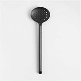 Cuchara ranurada de nailon negro Crate & Barrel.