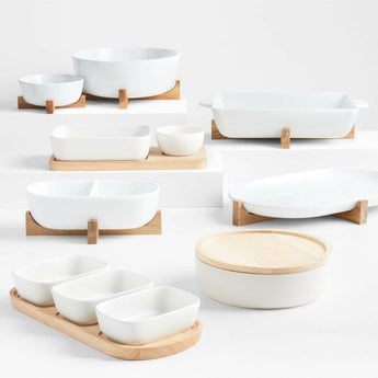 Fuente para hornear del horno a la mesa con salvamanteles.