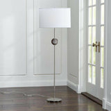 Lámpara de pie de color avellana.