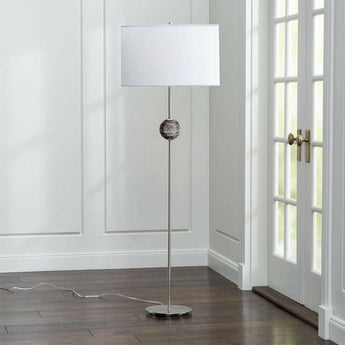 Lámpara de pie de color avellana.